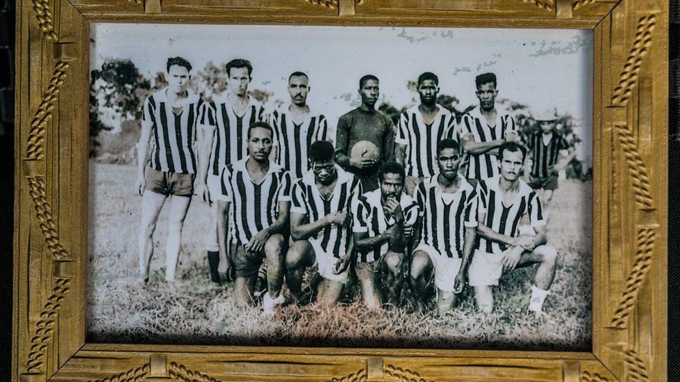 Portarretrato dos tios de Leonila em jogo de futebol em Eldorado