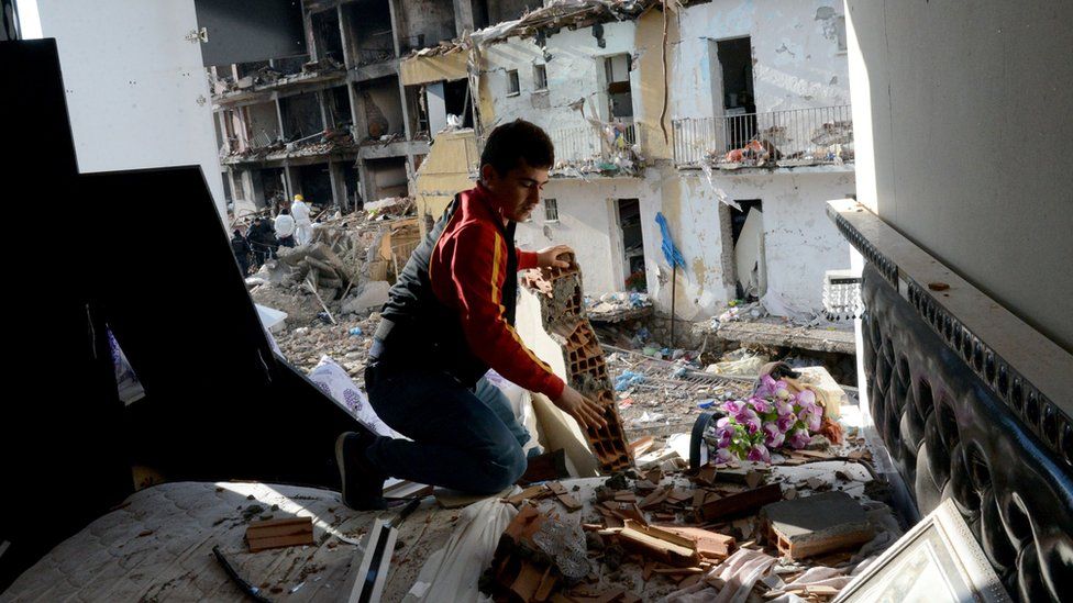 Man searches wreckage in Diyarbakir (14 Jan)