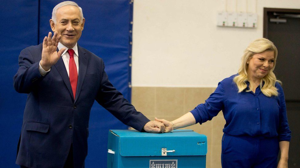Israeli Prime Minister Benjamin Netanyahu and his wife Sara vote in Jerusalem (9 April 2019)