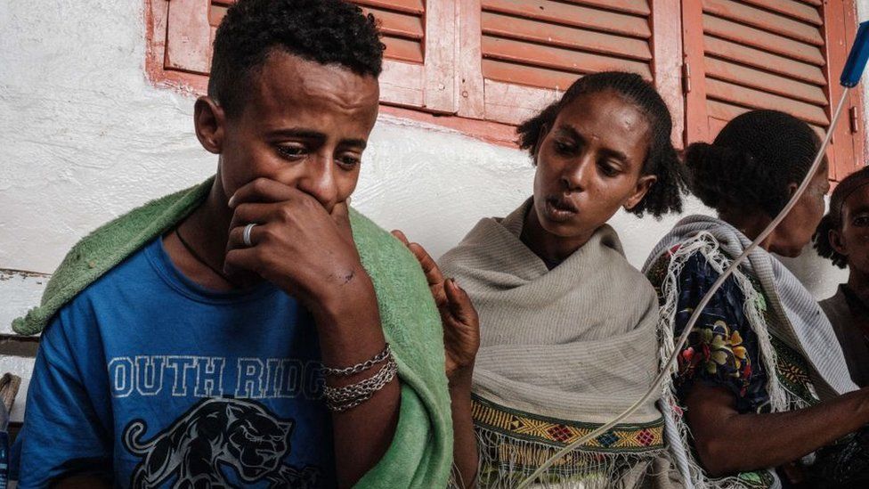 Подросток, пострадавший в результате авиаудара, рассказывает о том, как погиб его двоюродный брат. Больница общего профиля Мекелле в Мекеле, Тыграй, Эфиопия, июнь 2021 г.