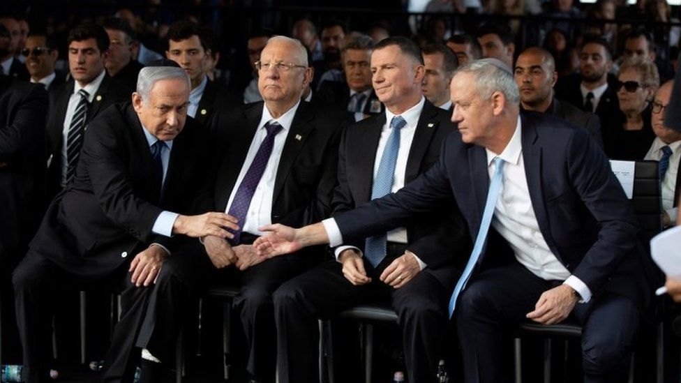 Benjamin Netanyahu shakes hands with Benny Gantz on 10 November 2019 (file photo)