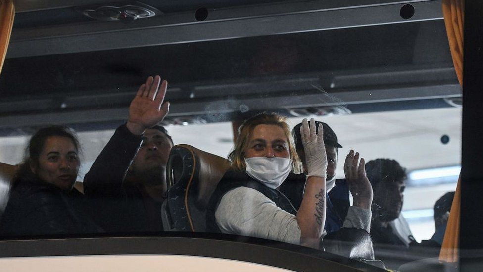 Romanians on coach leaving Düsseldorf airport, 9 Apr 20