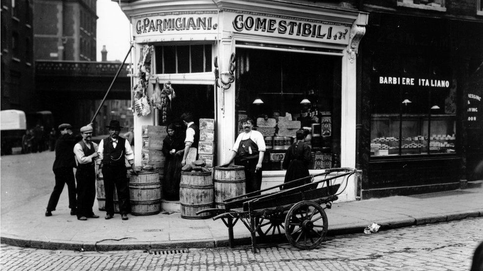 An Italian delicatessen in the Italian immigrant area of London's East End (archive photo)