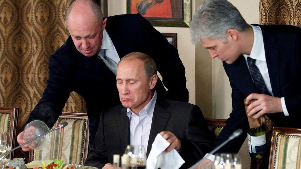 Prigozhin and Putin at a dinner in 2011