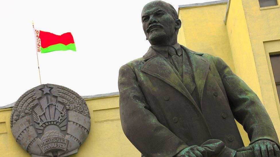 Lenin y la bandera bielorrusa frente al edificio del Parlamento en la plaza de la Independencia de Minsk, Bielorrusia