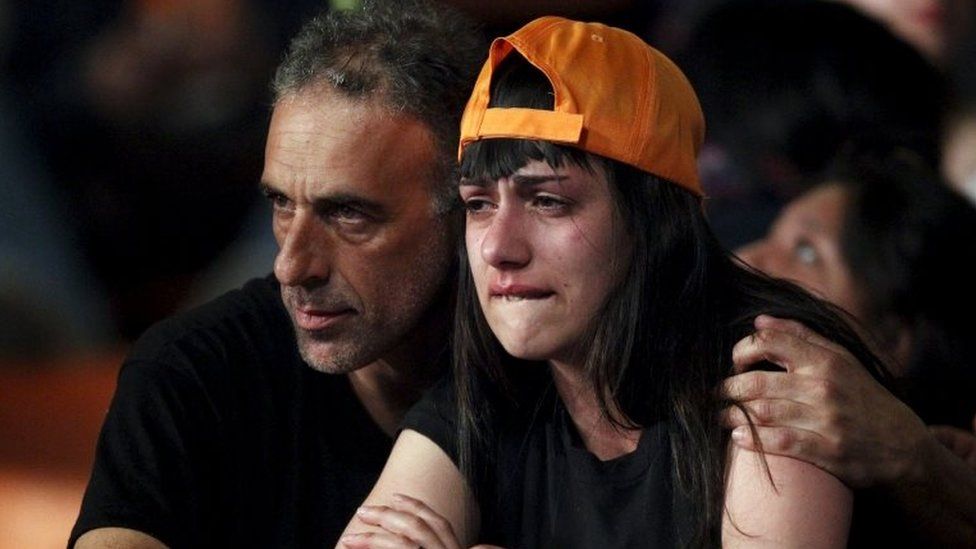 Supporters of presidential candidate Daniel Scioli look disappointed at the party's headquarters in Buenos Aires on 26 October, 2015.