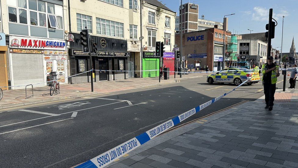 Man seriously injured in Leicester city centre street fight - BBC News