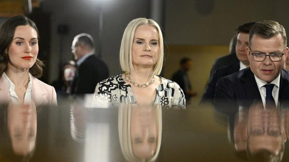 (слева направо) премьер-министр Санна Марин, лидер Партии финнов Риикка Пурра и председатель Партии национальной коалиции Петтери Орпо