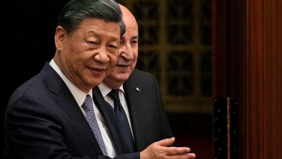 Председатель Китая Си Цзиньпин (слева) показывает путь президенту Алжира Абдельмаджиду Теббуну (справа), когда они прибывают на церемонию подписания, которая состоится в Доме народных собраний 18 июля 2023 года в Пекине, Китай