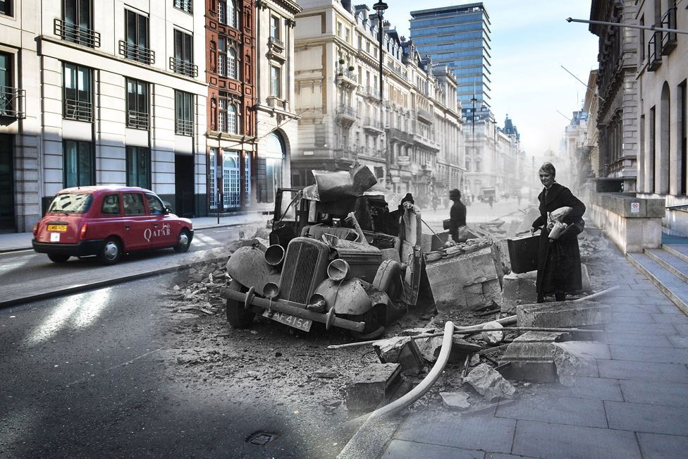 Una calle moderna y a color en el Reino Unido en la que se, en blanco y negro, un auto destruido y una mujer que intenta huir con sus pertenencias durante los bombardeos de la Segunda Guerra Mundial