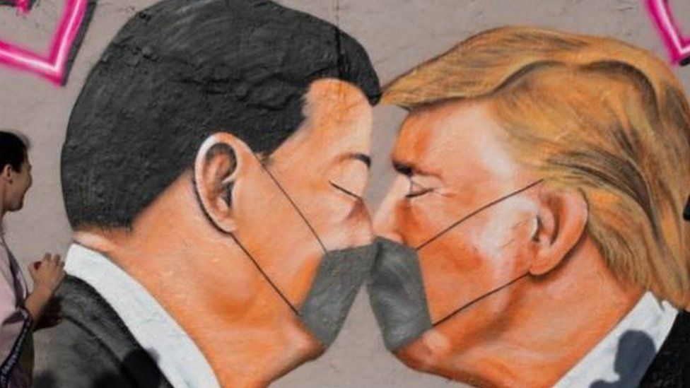 বার্লিনে চীন প্রেসিডেন্ট শি জিন পিং এবং প্রেসিডেন্ট ট্রাম্পকে নিয়ে ব্যঙ্গাত্মক দেয়াল অঙ্ক