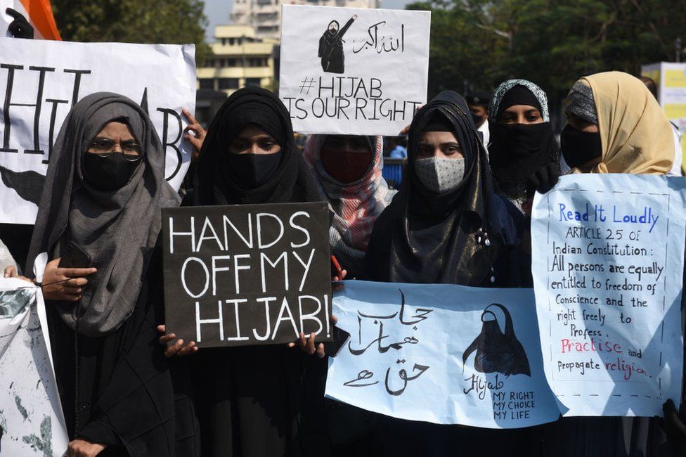 Студенты различных колледжей протеста против запрета хиджаба правительством штата Карнатака в Парк Цирк, 12 февраля 2022 года в Калькутте, Индия.