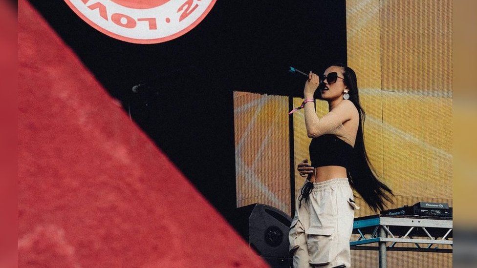 Bristol artist Xyzelle describes Project Icon 'pressure' - BBC News