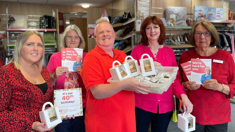 Derbyshire hospice thanks community with 40th birthday cake - bbc.com