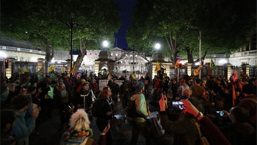 Extinction Rebellion Five people arrested at Dublin protest BBC News