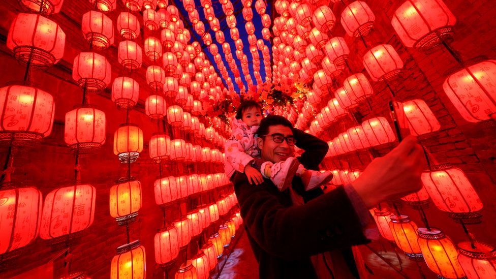 China celebrates colourful Lantern Festival - BBC News