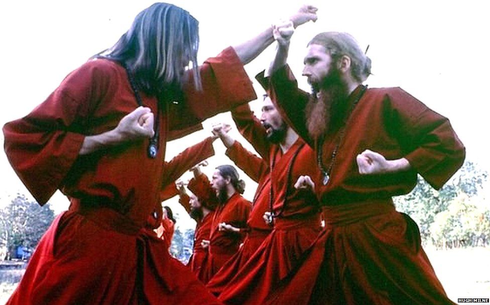 शिष्यांना कराटेचं प्रशिक्षणही दिलं जायचं.