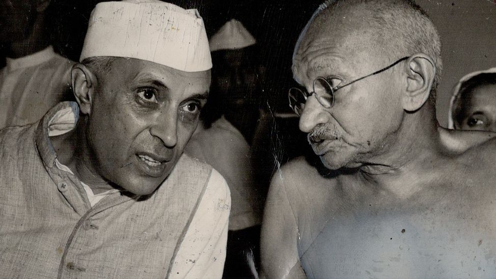 Лидеры независимости Индии Джавахарлал Неру и Мохандас Ганди разговаривают вместе в 1940-х