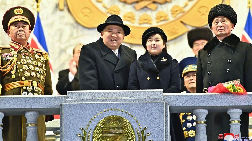 Северокорейский лидер Ким Чен Ын и дочь Ким Чжу Э присутствуют на военном параде в честь 75-летия основания армии Северной Кореи на площади Ким Ир Сена в Пхеньяне, Северная Корея, 8 февраля 2023 года, на этой фотографии, опубликованной Корейским центром Северной Кореи. Информационное агентство (ЦТАК).