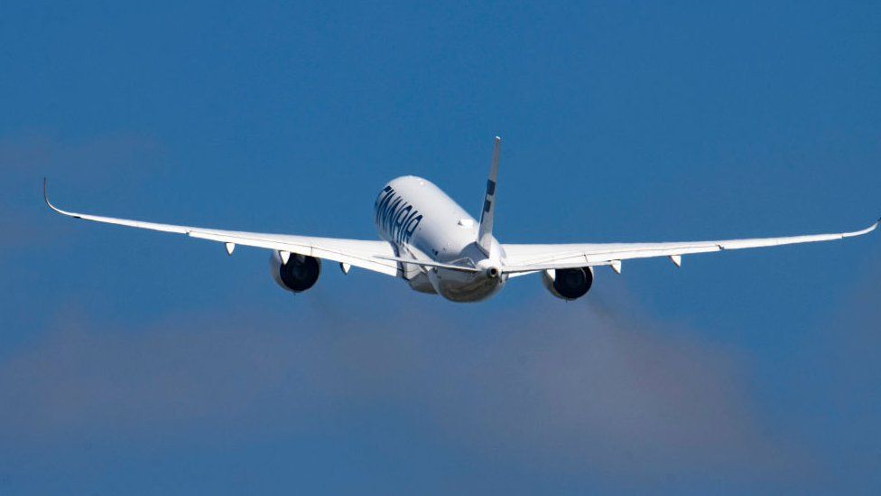Самолет Finnair Airbus A350-900, вылетающий из амстердамского аэропорта Схипхол 4 мая 2022 г.