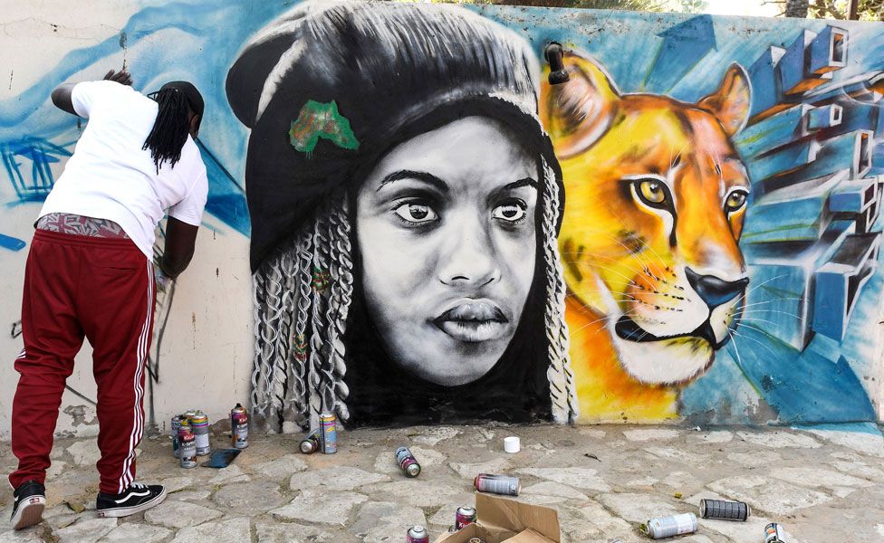 Kenyan artist completes a graffiti - Friday 13 April 2019