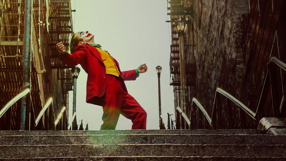 El Joker bailando en las escaleras