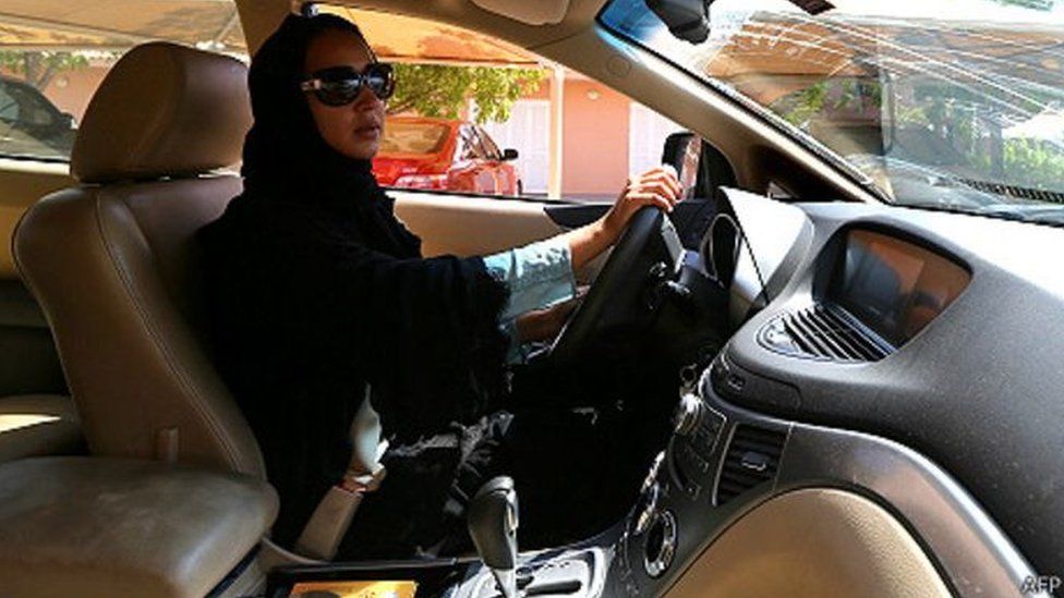 ربع قرن من نضال المرأة السعودية لنيل حق قيادة السيارة محطات رئيسية Bbc News Arabic