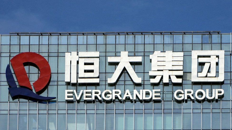 Логотип China Evergrande Group на штаб-квартире компании в Шэньчжэне, провинция Гуандун.