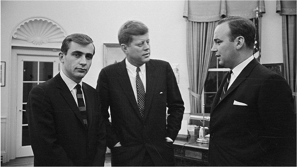Мердок (справа), которому тогда было 30 лет, встречается с президентом Кеннеди в Овальном кабинете в 1961 году