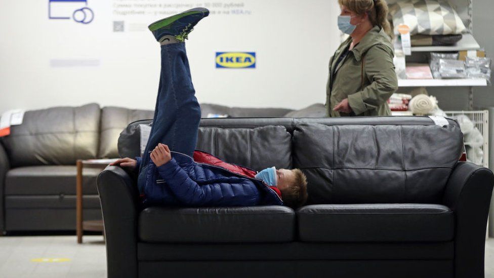 Покупатель Ikea на спине на диване