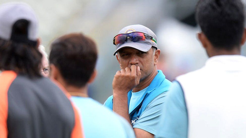 Рахул Дравид, тренер команды India A во время третьего дня матча тура между England Lions и India A на New Road 18 июля 2018 года в Вустере, Англия