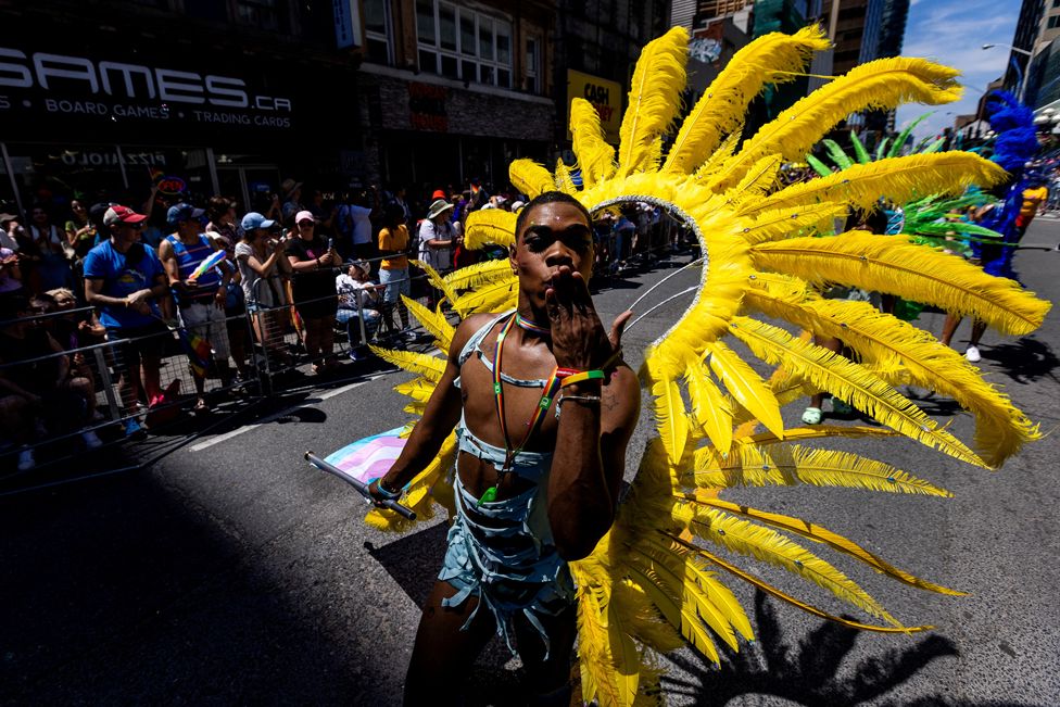 Revelers dalin për të mbështetur të drejtat LGBTQ gjatë marshimit të Krenarisë në Toronto, Ontario, Kanada, 25 qershor 2023.