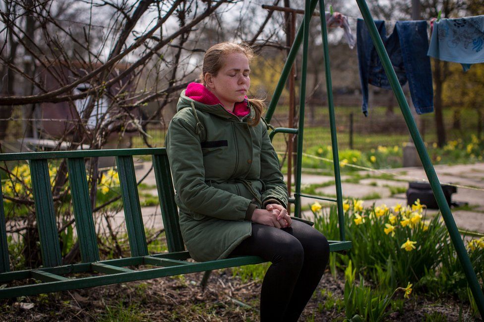 Maria Sayenko në kopshtin e saj në Hurivshchyna.  "Është sikur ai u zhduk në ajër," tha ajo.