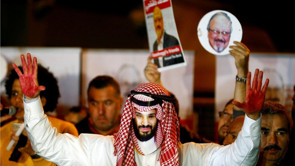 A man wearing a mask of Saudi Crown Prince Mohammed bin Salman at a protest outside the Saudi consulate in Istanbul, Turkey (25 October 2018)