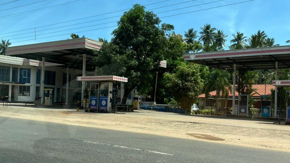 Пустая заправочная станция в Шри-Ланке