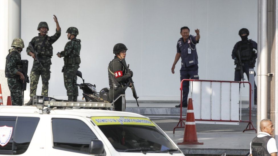 Thai police and security forces move into the Nakhon Ratchasima shopping centre, 9 February 2020