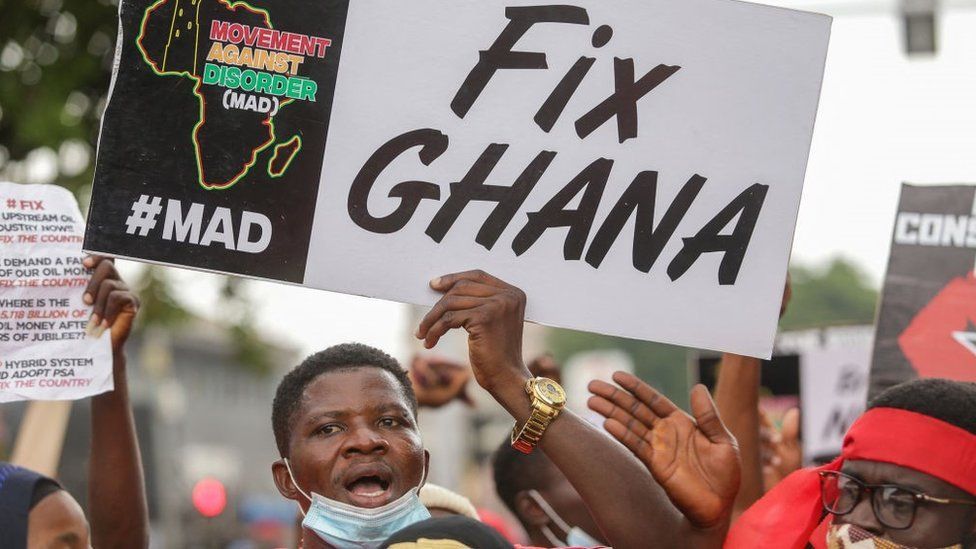 Протестующий держит плакат во время акции протеста #fixthecountry в Аккре, Гана, 4 августа 2021 года. Цель протеста — потребовать от правительства подотчетности, надлежащего управления и улучшения условий жизни