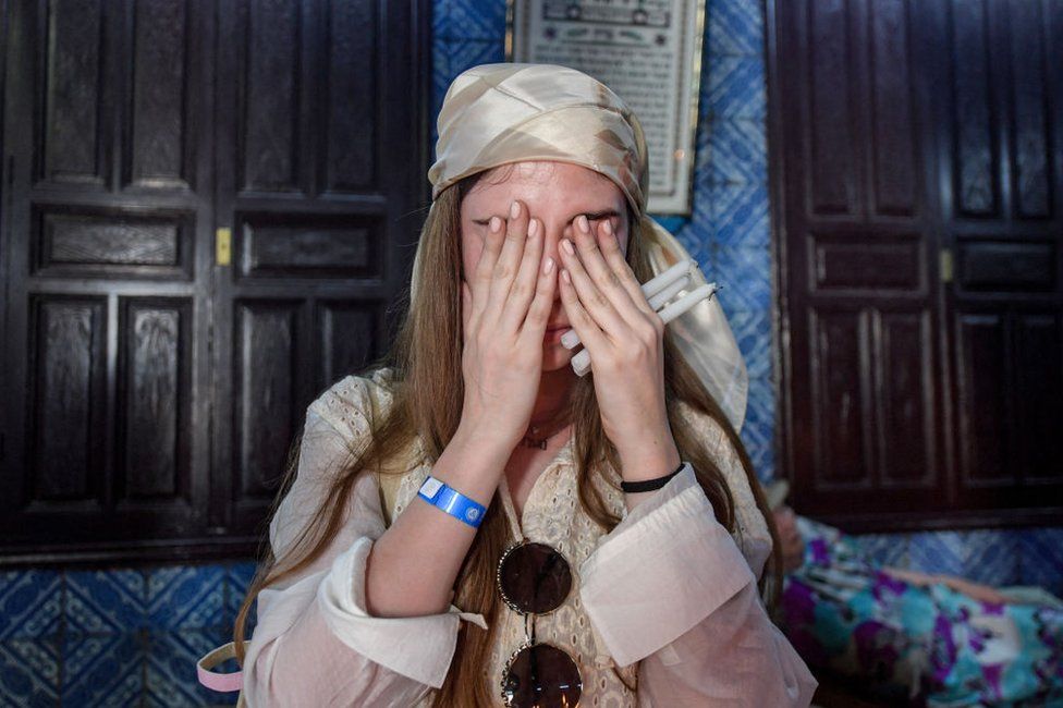 A Jewish pilgrim prays at the Ghriba synagogue in Tunisia's southern resort island of Djerba on May 18, 2022 during the annual Jewish pilgrimage to the synagogue. - May 18 marks the beginning of of the annual pilgrimage of Jews to the oldest Jewish monument built in Africa, after a two-year absence due to Covid-19.