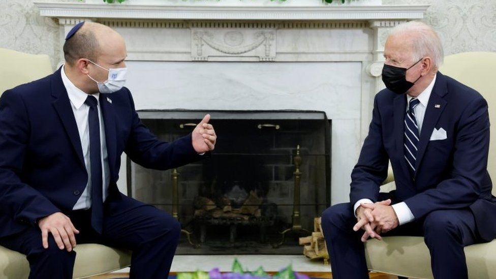 Israeli Prime Minister Naftali Bennett (left) speaks with US President Joe Biden (right) at the White House (August 27, 2021)
