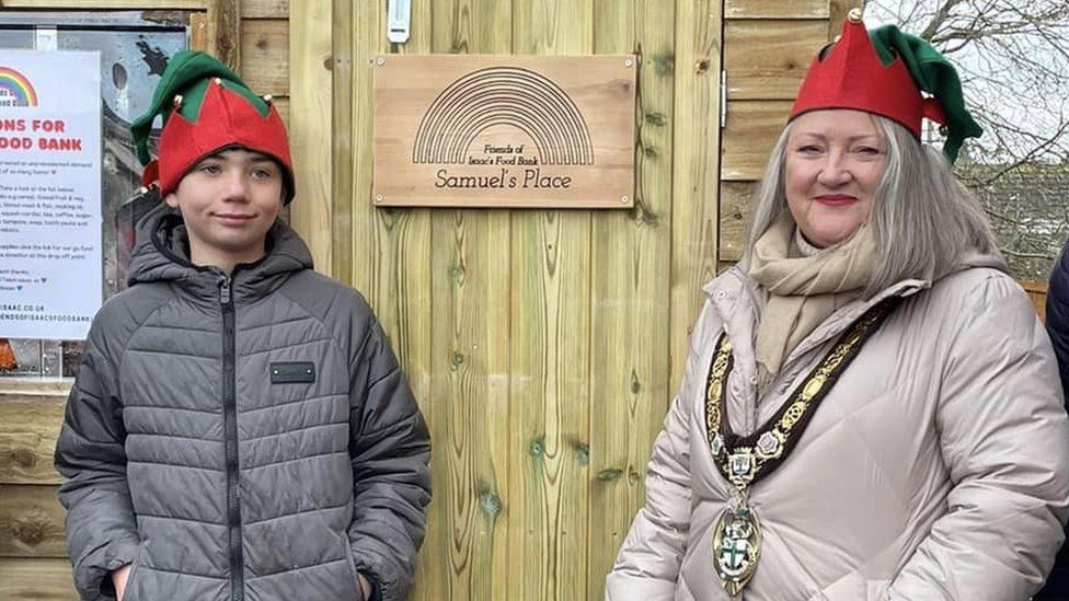 Mother's pride as Redditch boy, 11, opens second food bank - BBC News