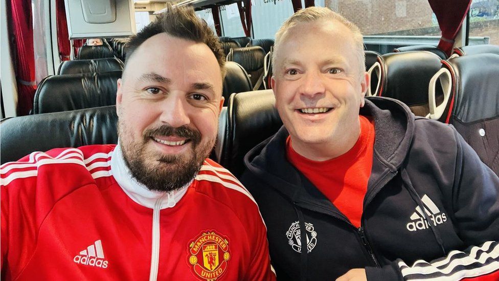 Martin Hibbert (L) and Paul Harvey (R) on coach in Manchester United tops