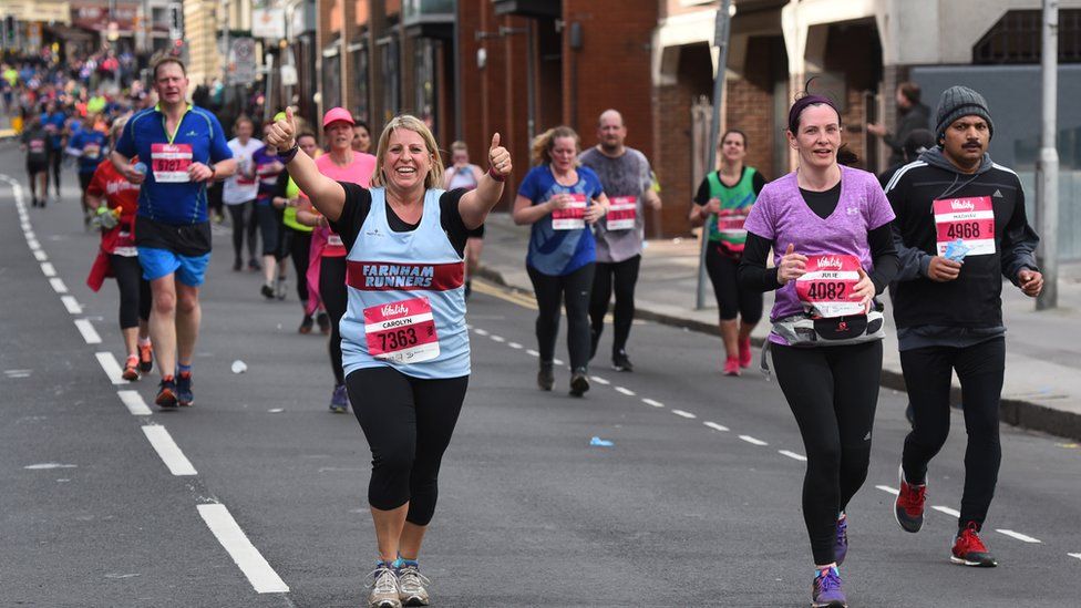 Reading half marathon attracts more than 10,000 runners - BBC News