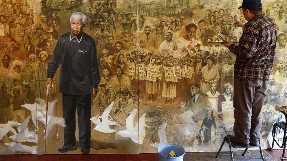 Artist Cui Ning painting Long Walk to Freedom in Cape Town, South Africa - Thursday 16 July 2015