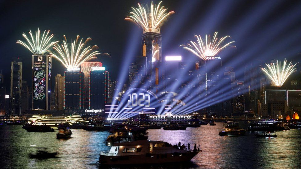 Фейерверк взорвался над гаванью Виктория в честь Нового года в Гонконге