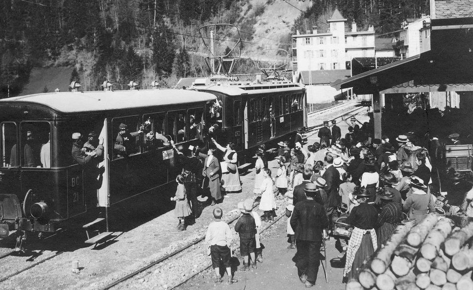 Internees are welcomed on their way to Les Diablerets