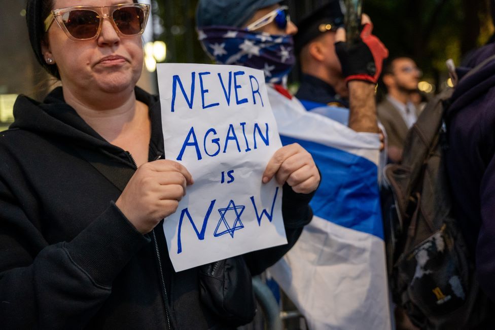 Mulher em comício na Universidade de Columbia apoiando Israel