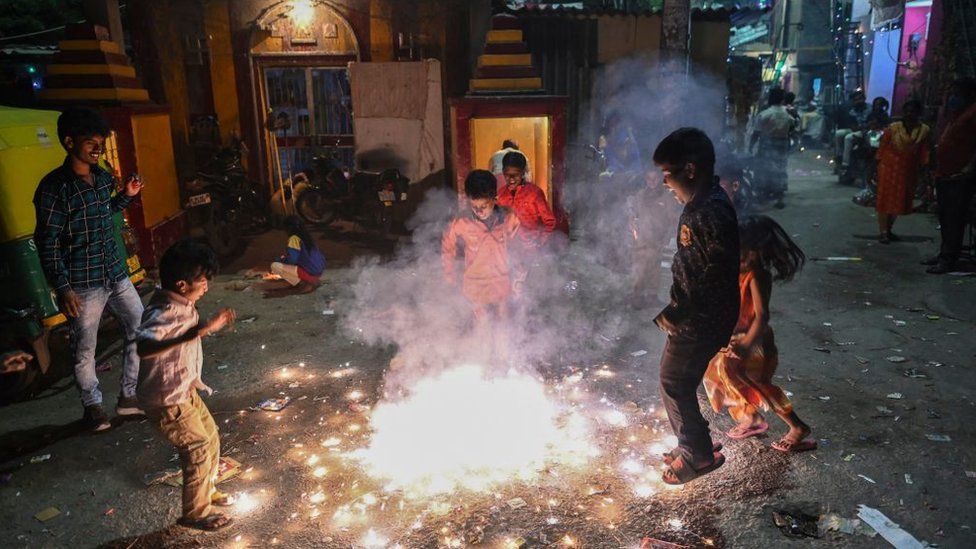 Гуляки зажигают петарды во время празднования индуистского фестиваля Дивали или Фестиваля огней в Нью-Дели 4 ноября 2021 г.