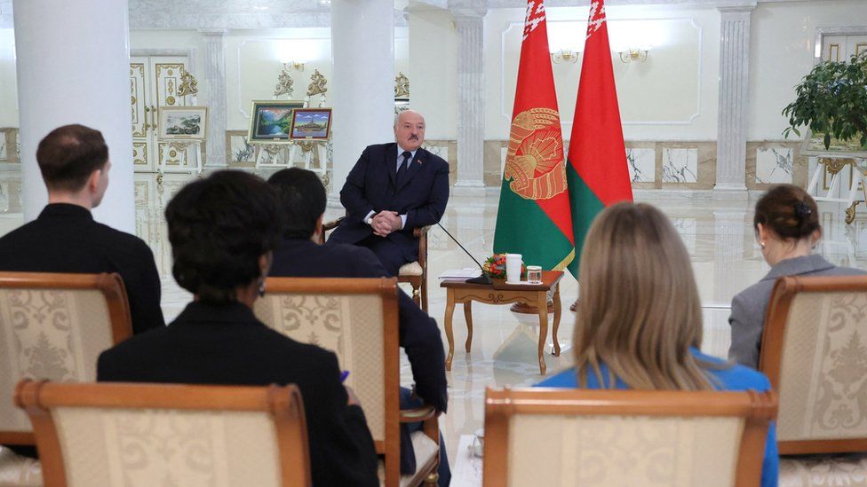 El líder de Bielorrusia, Alexander Lukashenko, asiste a una rueda de prensa en Minsk, Bielorrusia, el 16 de febrero de 2023.