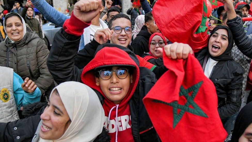 Марокканские болельщики празднуют в Рабате