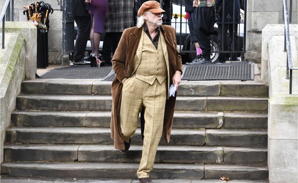 Боб Гелдоф прибывает на поминальную службу, чтобы почтить память модного дизайнера дамы Вивьен Вествуд в Саутваркском соборе в Лондоне
